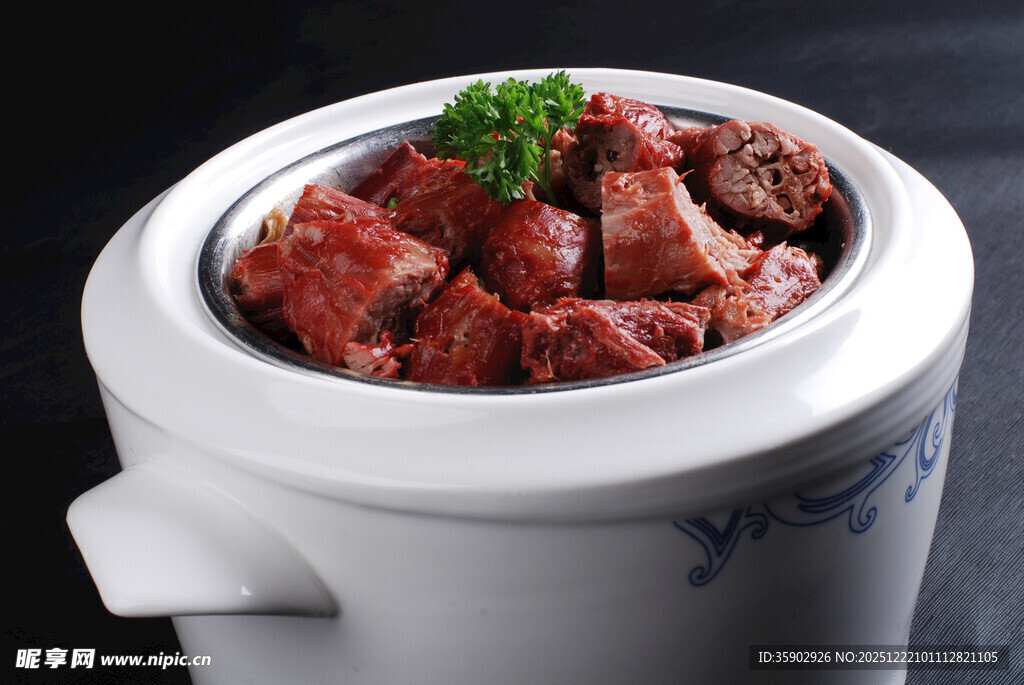 煲仔锅菜品酒肆煨鸭脖