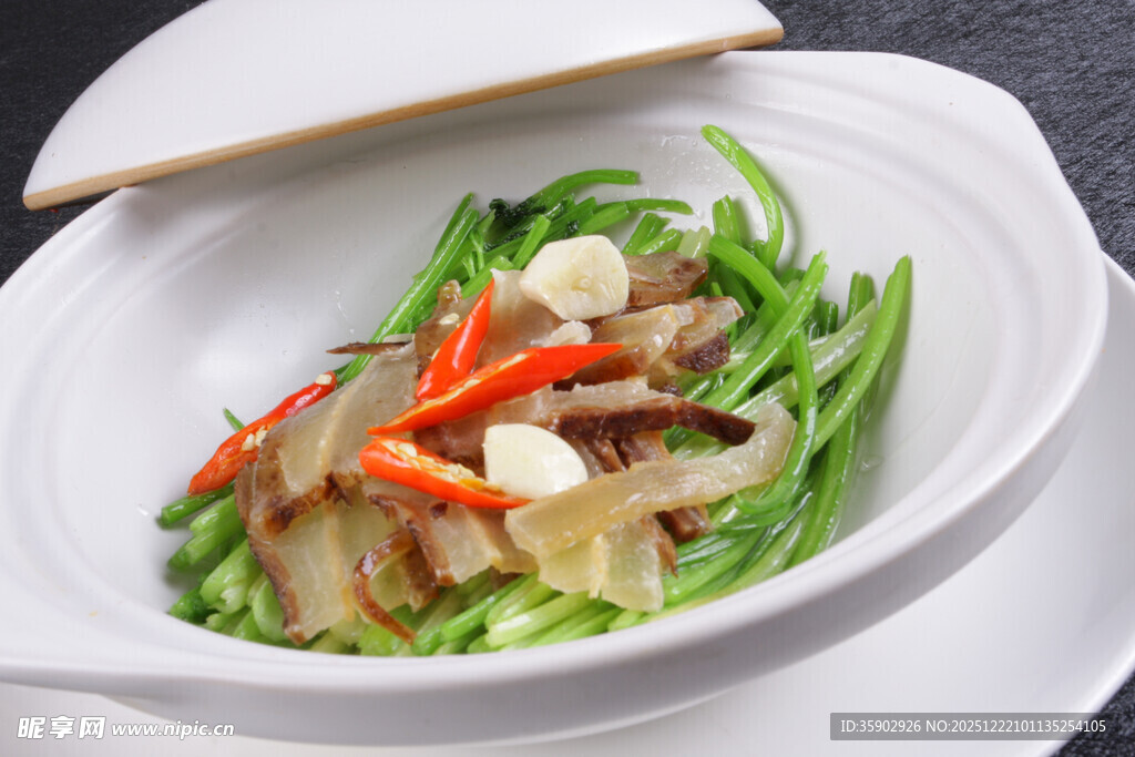 煲仔锅菜品腊味油焖茼蒿杆