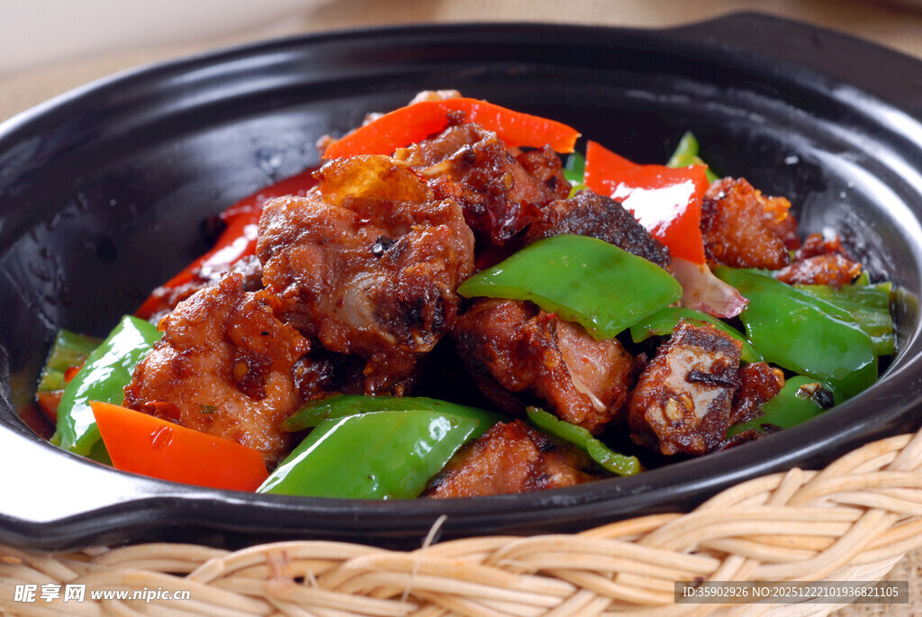 煲仔锅菜品奇味鸡煲