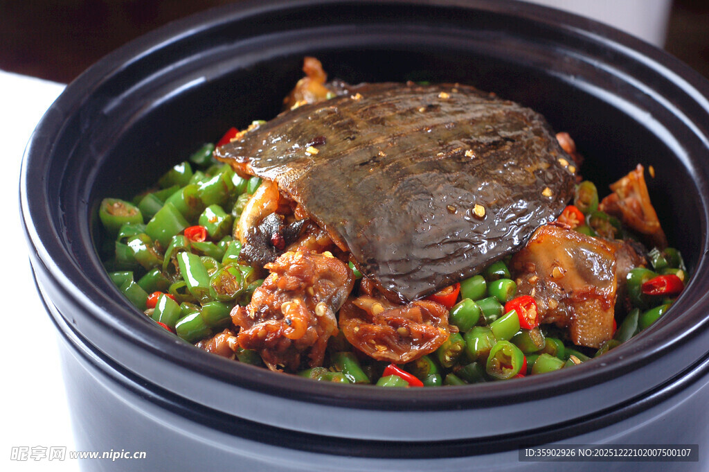 煲仔锅菜品青椒爆甲鱼