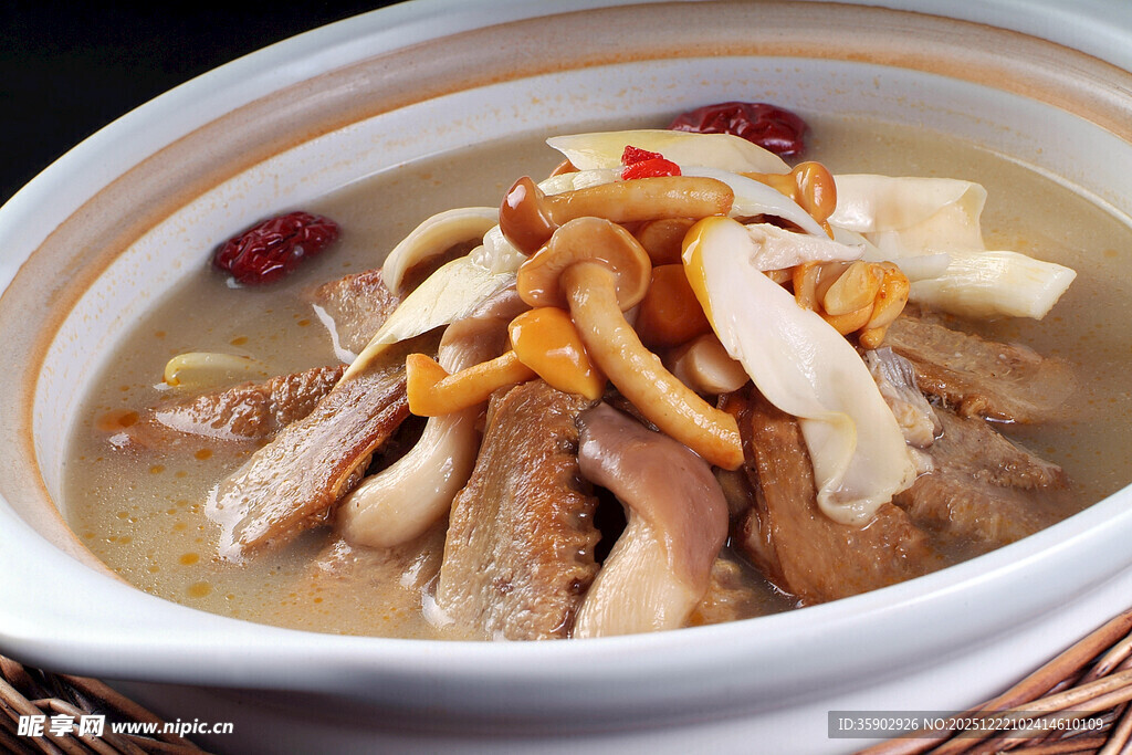 煲仔锅菜品砂锅野菌养生菌