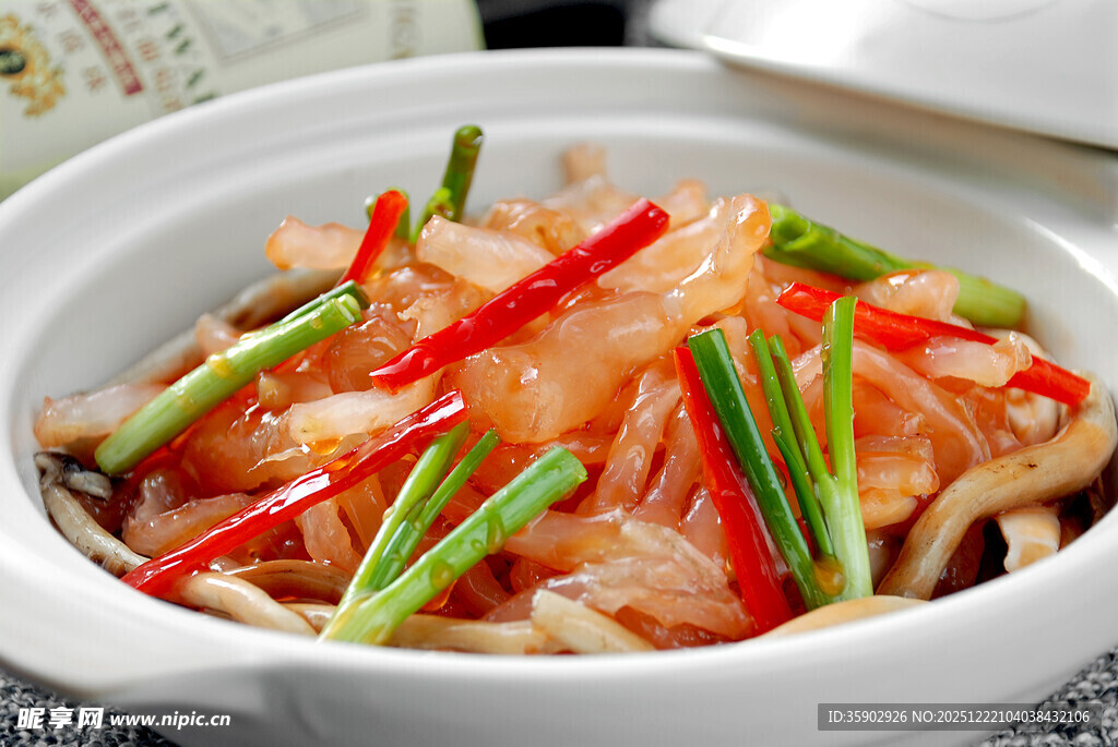 煲仔锅菜品鲜菌鹿筋煲