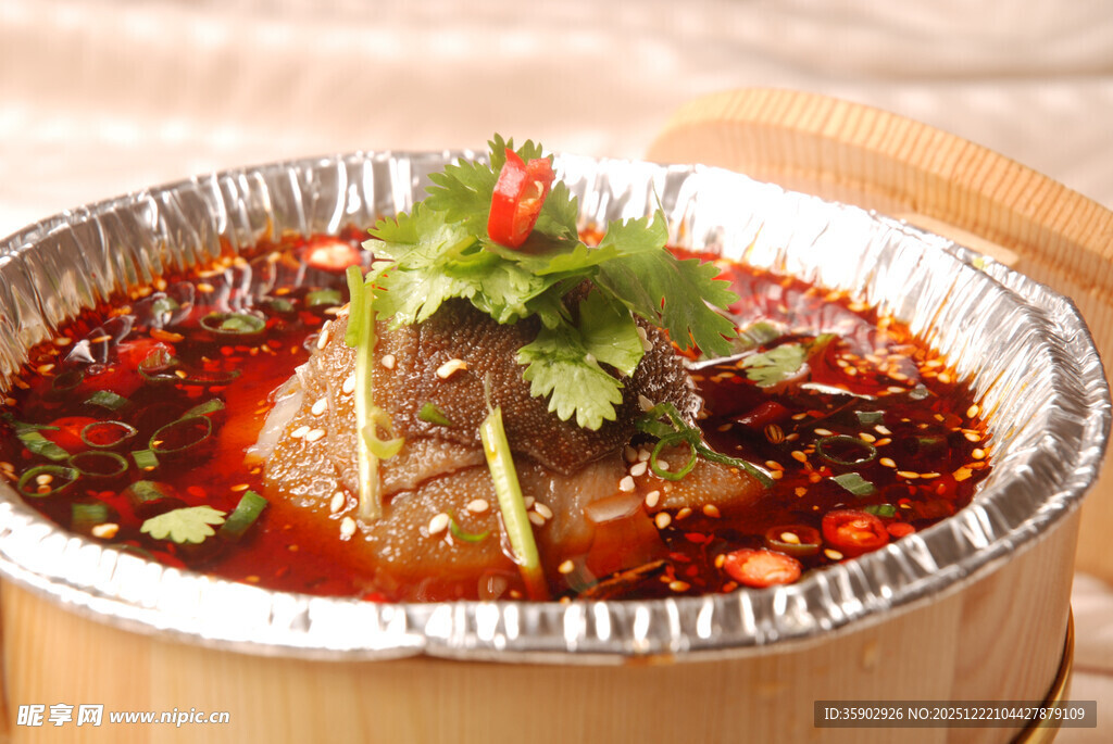 煲仔锅菜品竹筒毛肚