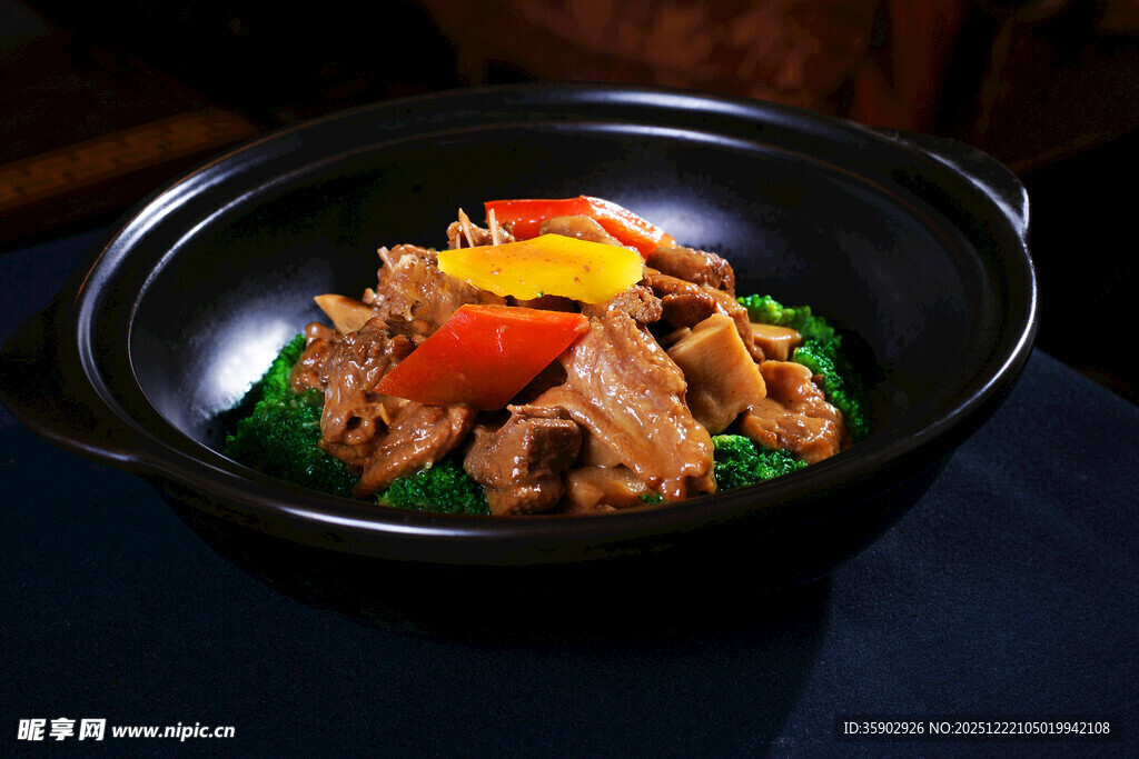 煲仔锅菜品野生竹笋炆农家鹅