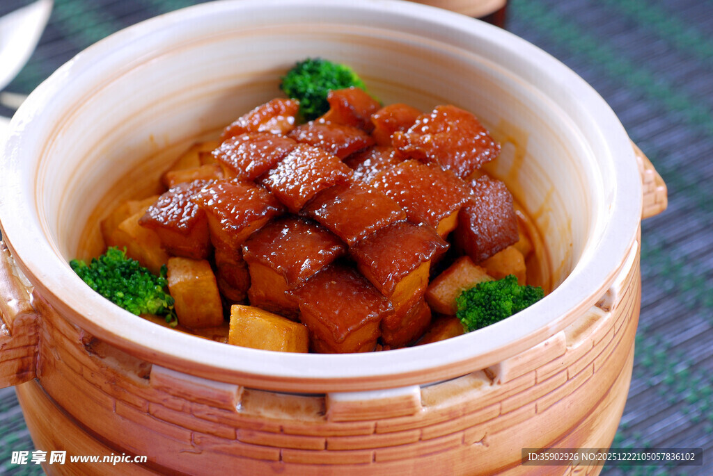煲仔锅菜品一品卤肉煲