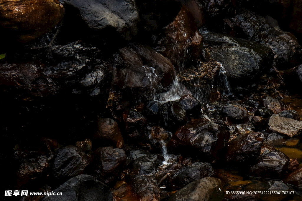 岩石间的潺潺溪流