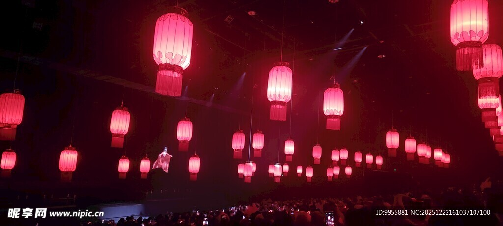 陕西西安红灯笼装点的璀璨夜景