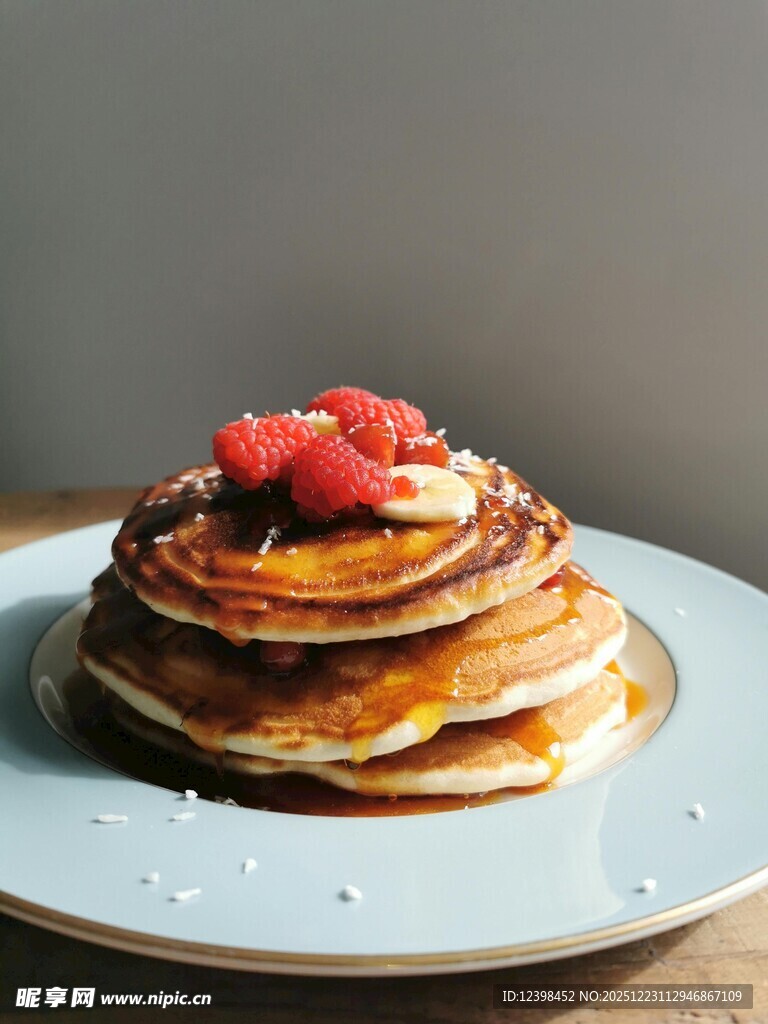 草莓装饰的美味松饼