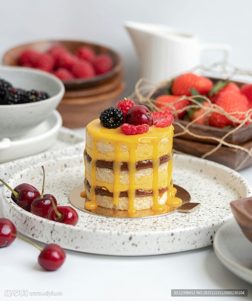 美味多层水果蛋糕