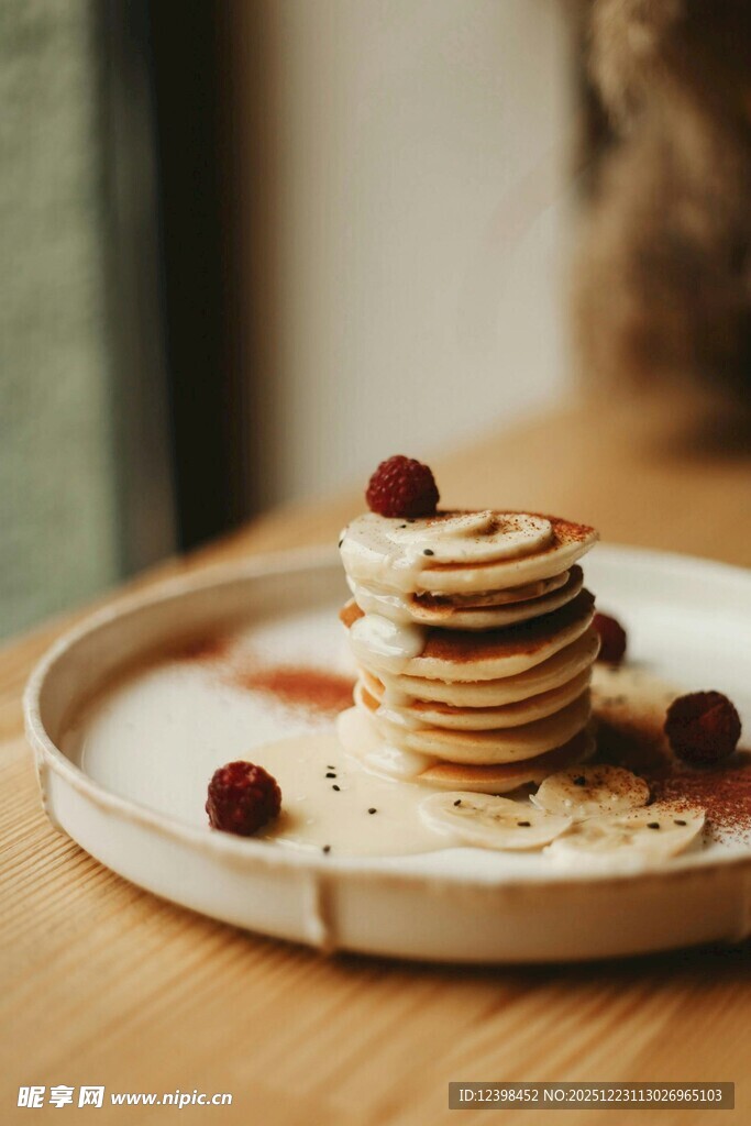 美味松饼配新鲜浆果