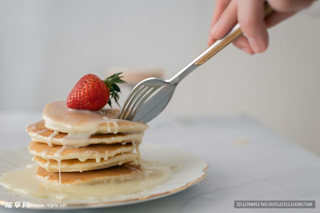 叉子取草莓松饼瞬间
