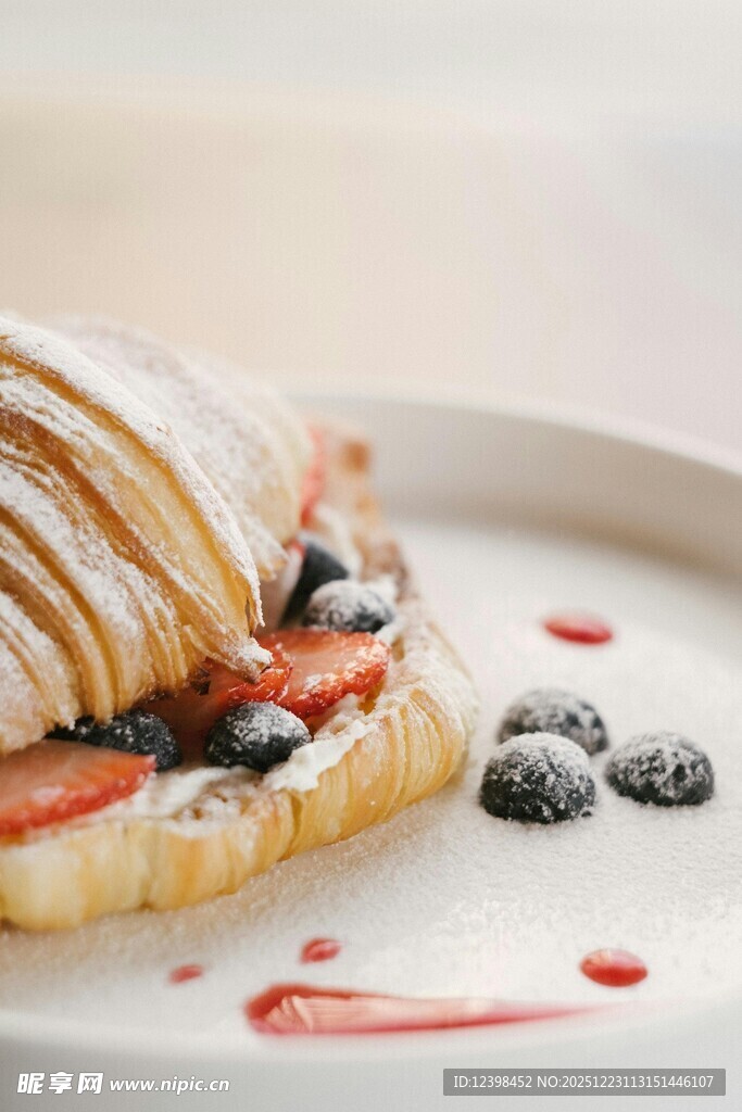 美味水果夹心牛角面包