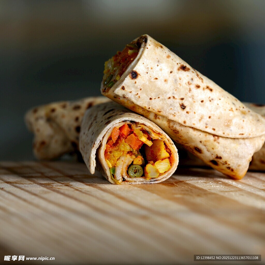 美味蔬菜卷饼置于木桌