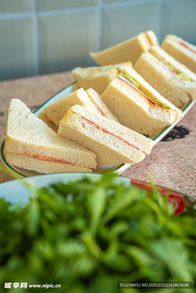 美味夹心三明治与新鲜蔬菜