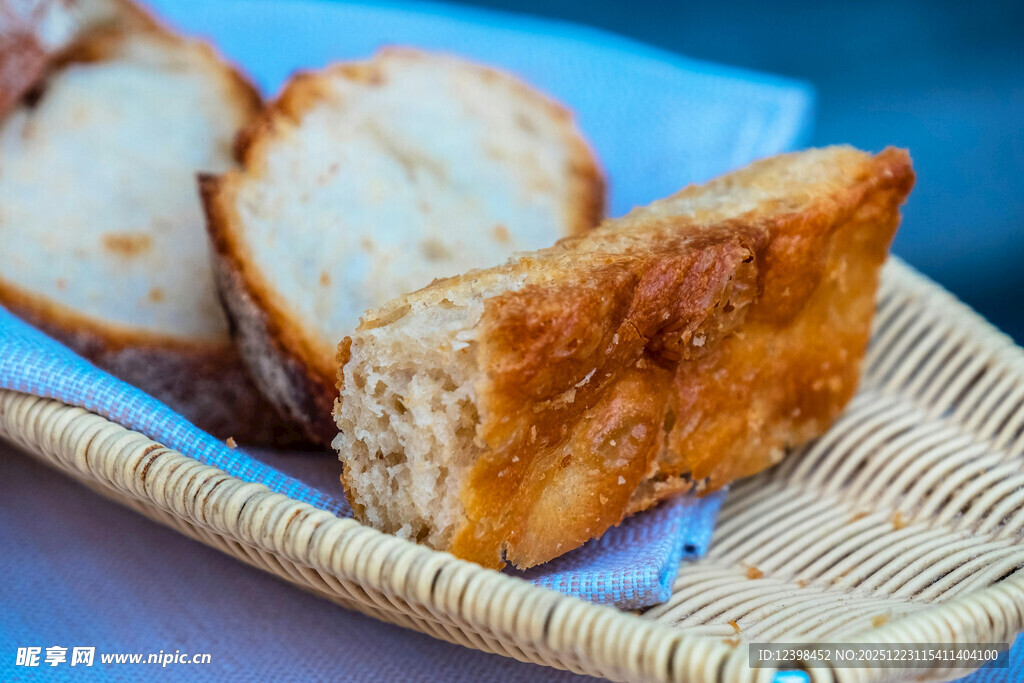 篮子里的美味切片面包