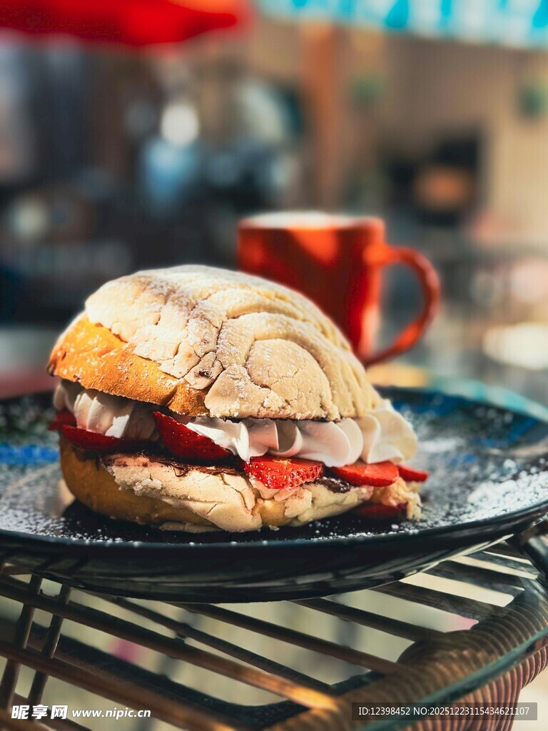 美味夹心面包与热饮