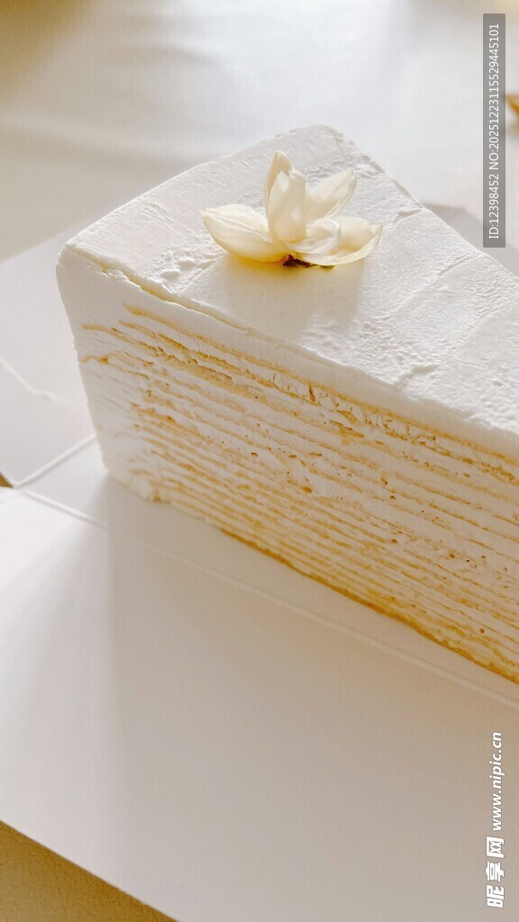 精致花朵装饰千层蛋糕