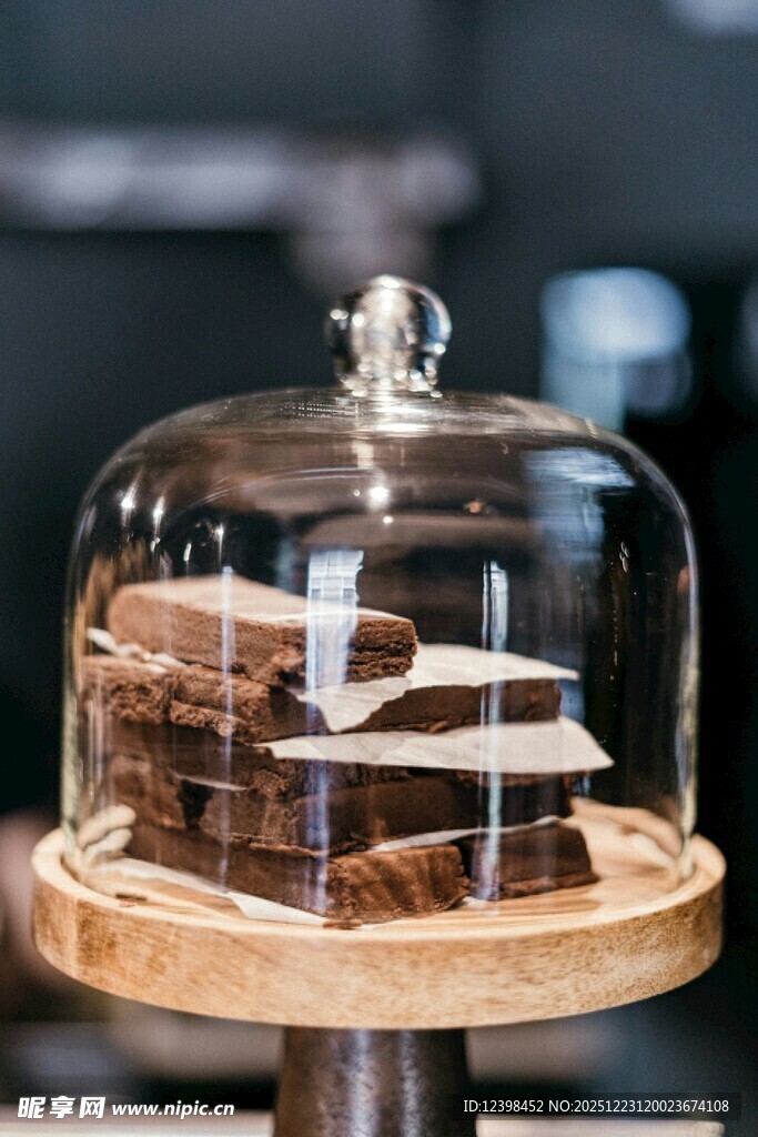 玻璃罩下的美味巧克力蛋糕
