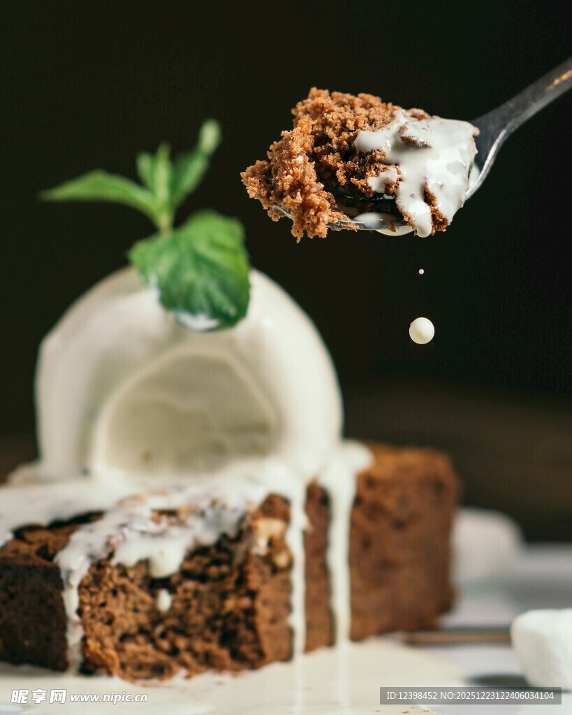 美味巧克力蛋糕配冰淇淋