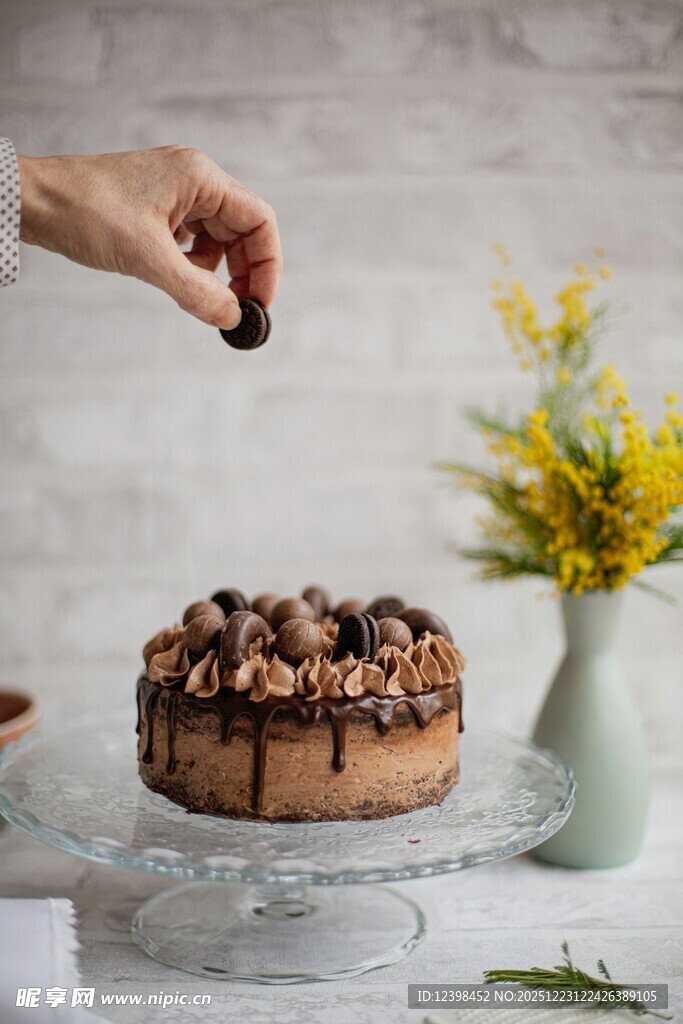 手撒坚果装饰美味巧克力蛋糕