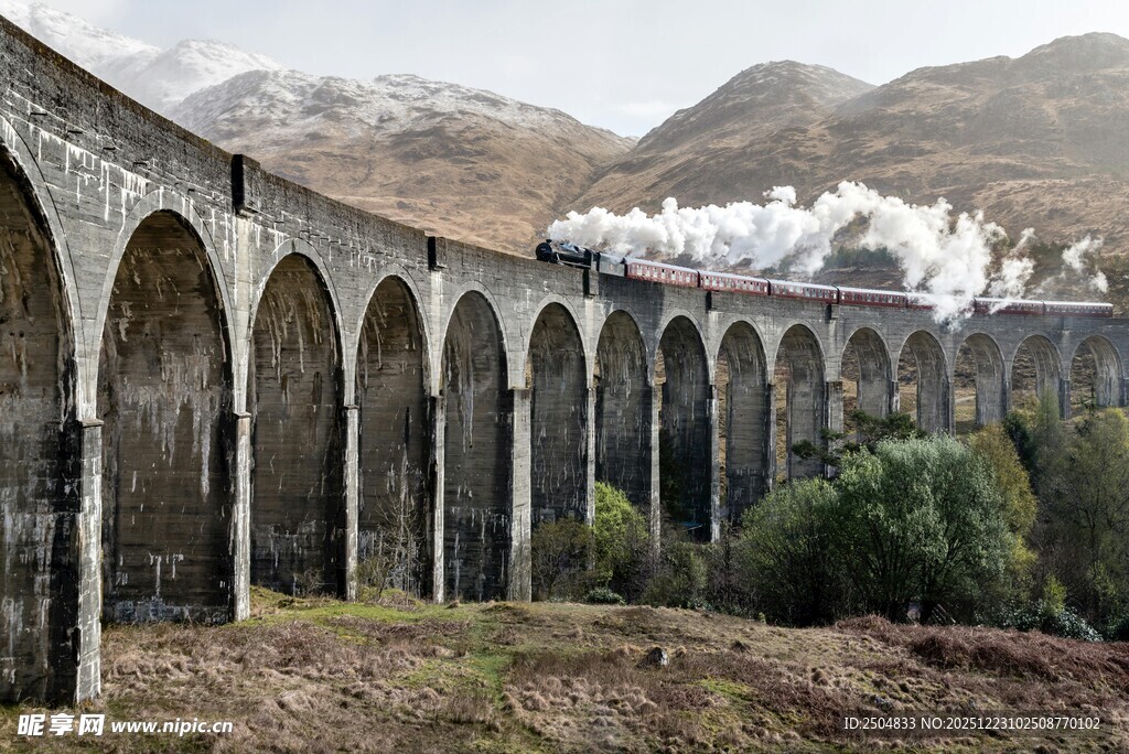 古老高架桥与穿行的火车