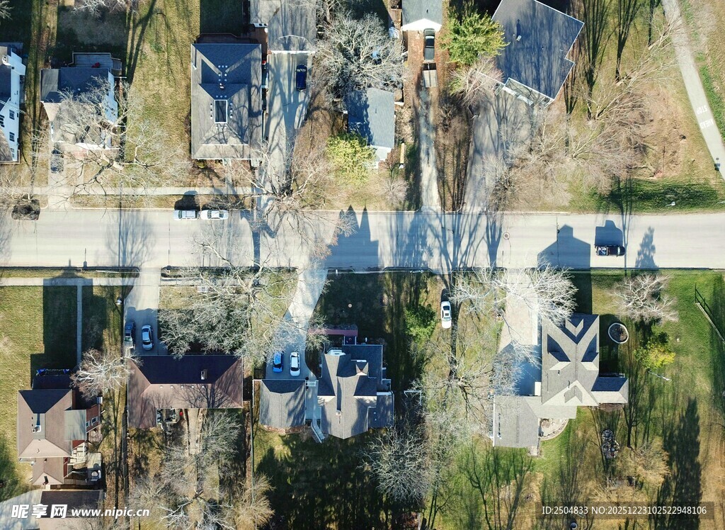 俯瞰冬日静谧村庄景象