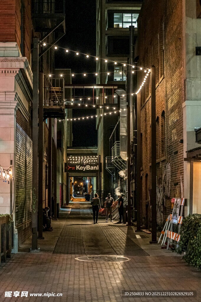 夜晚小巷的温馨灯光景致