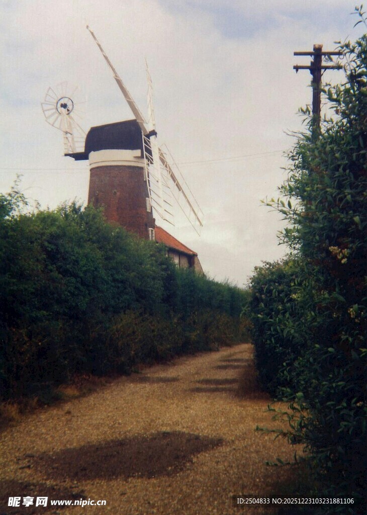 乡间小道旁的古老风车