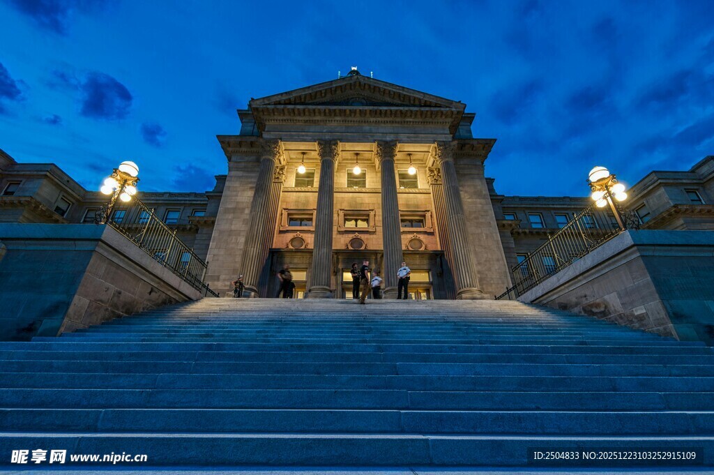 夜幕下的宏伟古典建筑