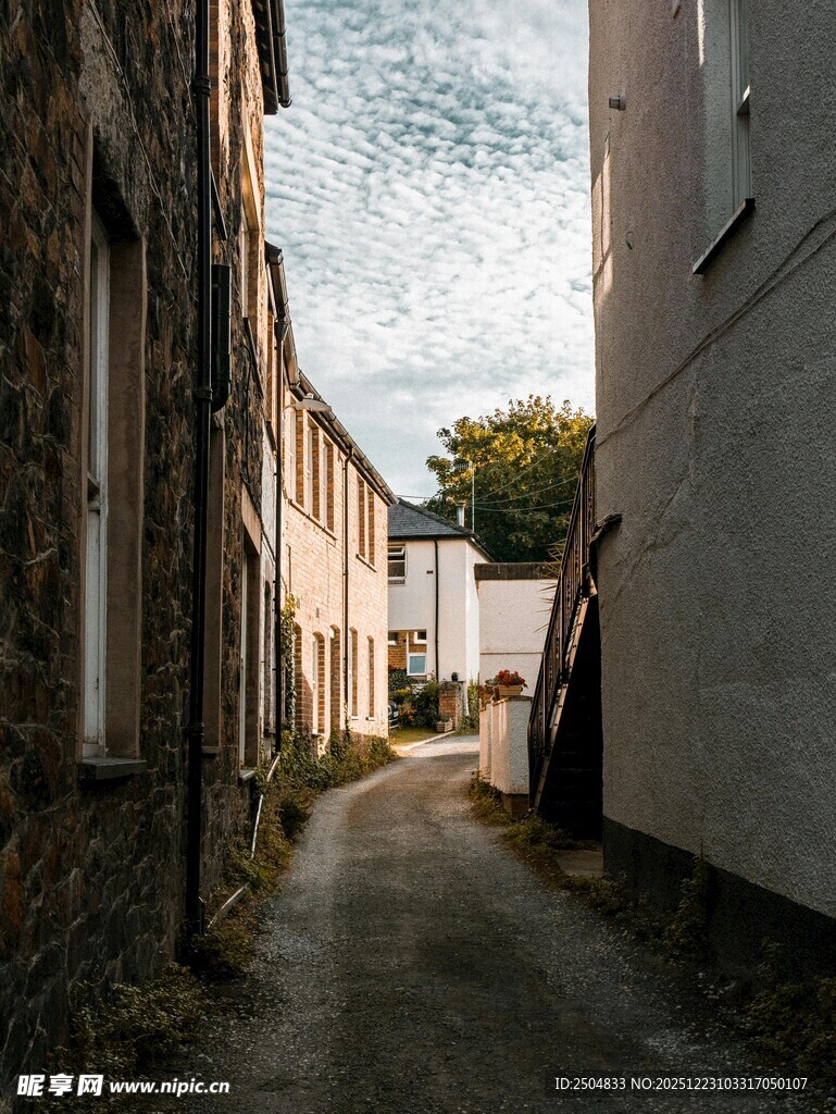古老小巷的静谧风景