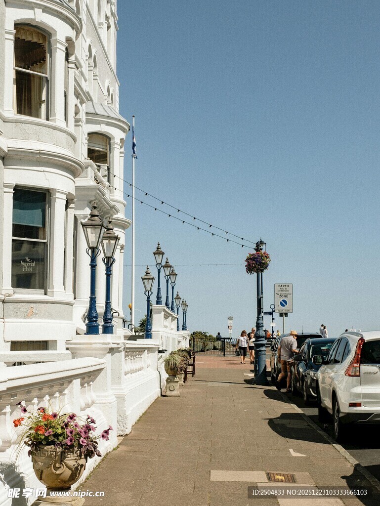 海滨街道的白色建筑与车辆