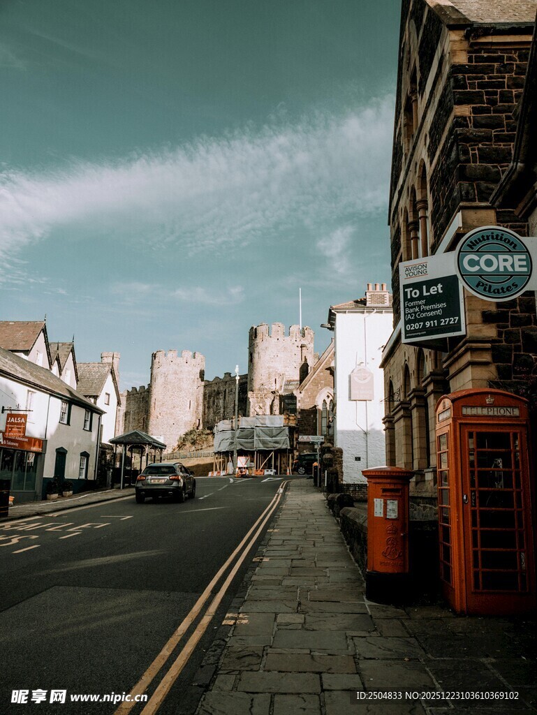 复古街道上的电话亭与建筑