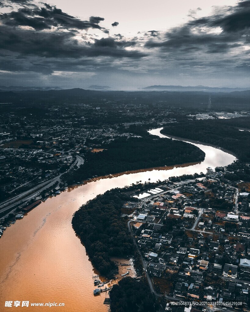 俯瞰蜿蜒河流与城市景观