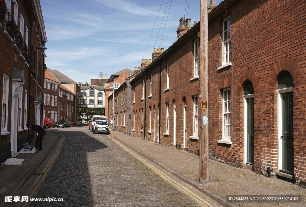 红砖街道的静谧景象