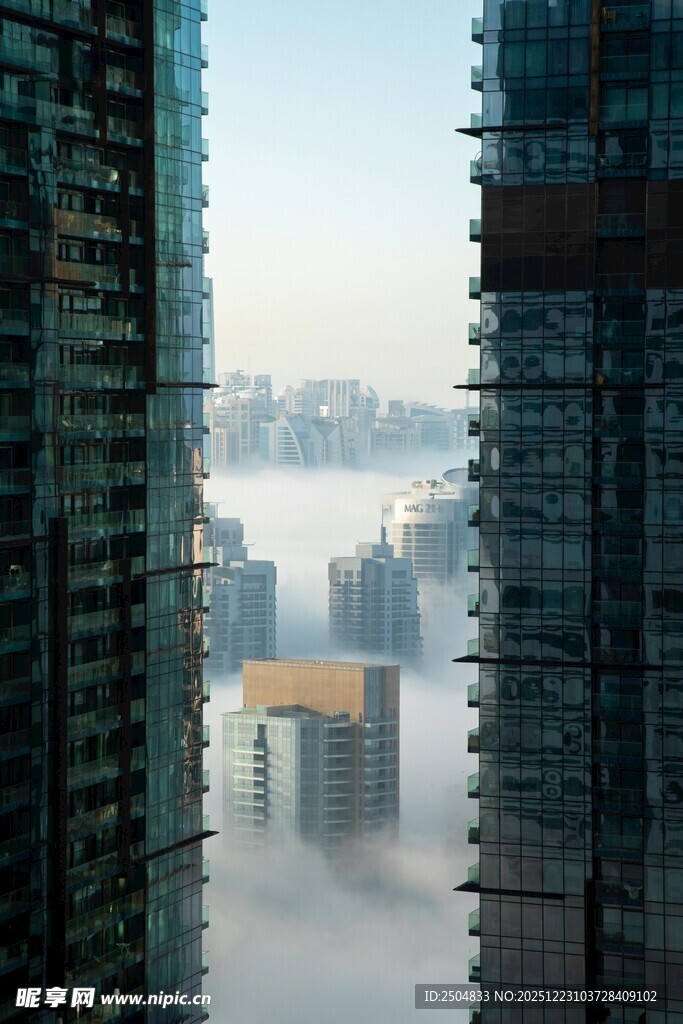 高楼间云雾缭绕的城市景观
