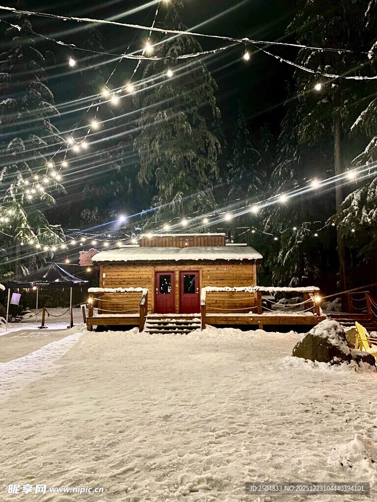 雪夜中的温馨灯光小屋