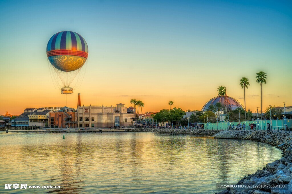湖畔热气球下的美丽黄昏