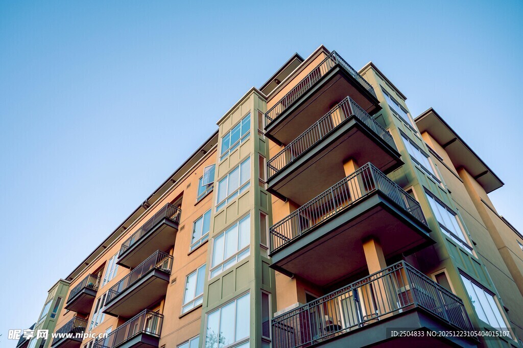 现代多层公寓建筑外观