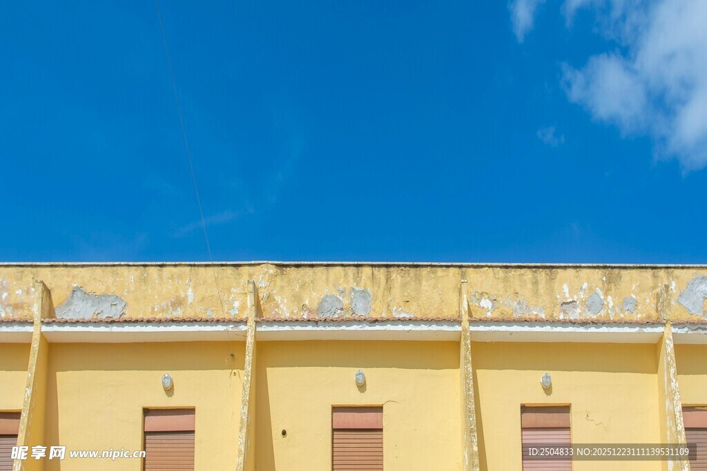 黄色建筑与蓝天