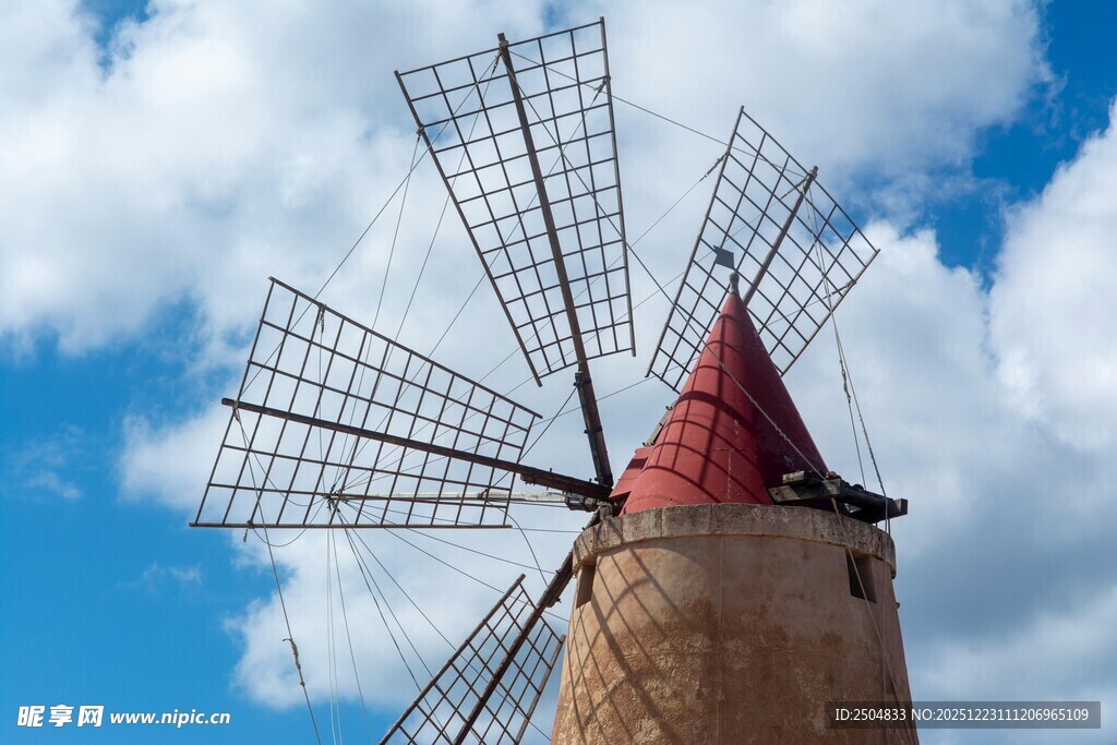 古老风车矗立蓝天之下