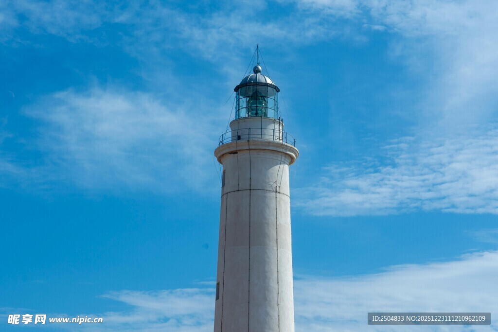 蓝天中的白色灯塔