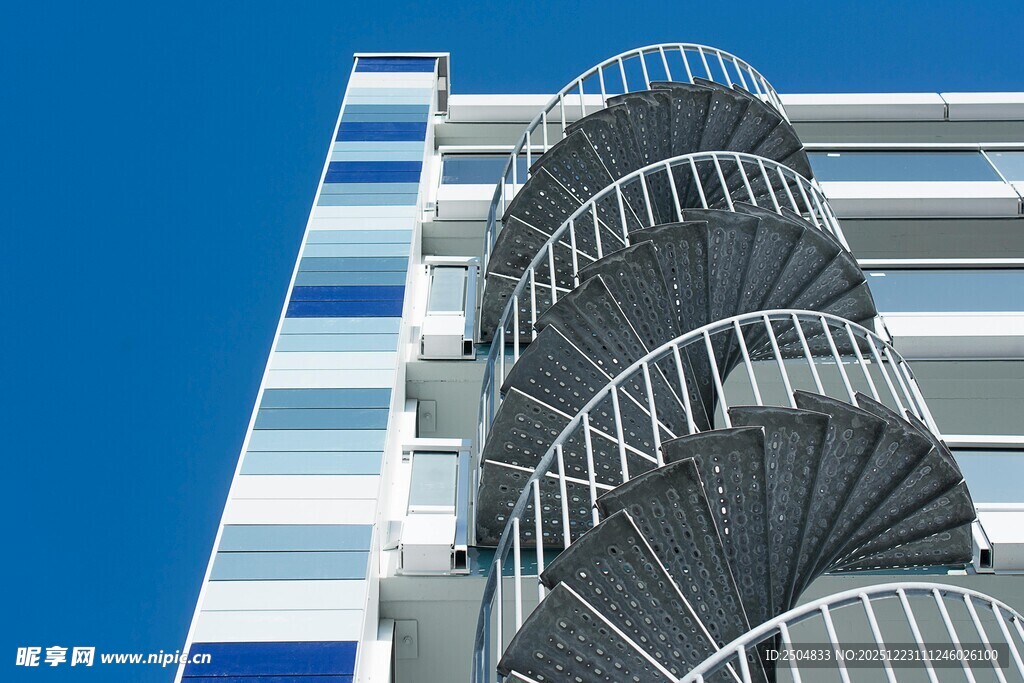 现代建筑旁的螺旋金属楼梯