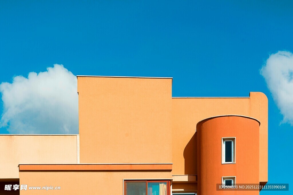橙色建筑与蓝天美景