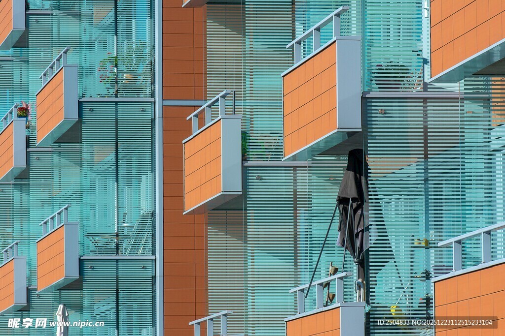 高楼外墙清洁工人作业