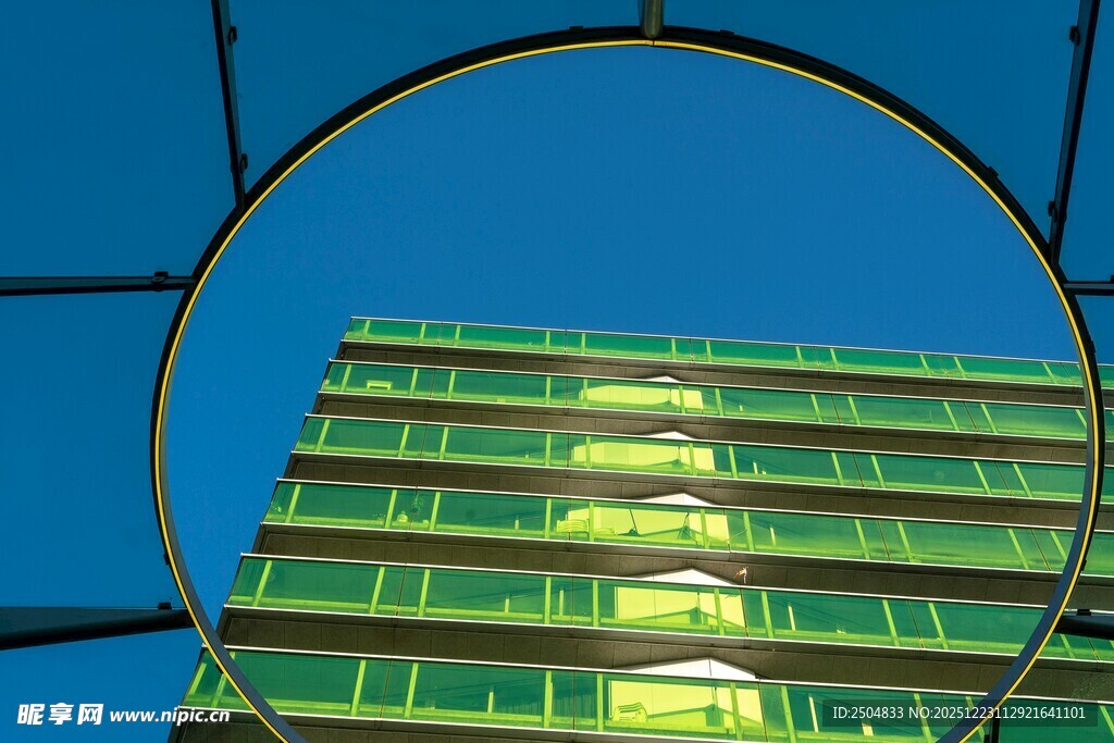 透过圆环看绿色高楼