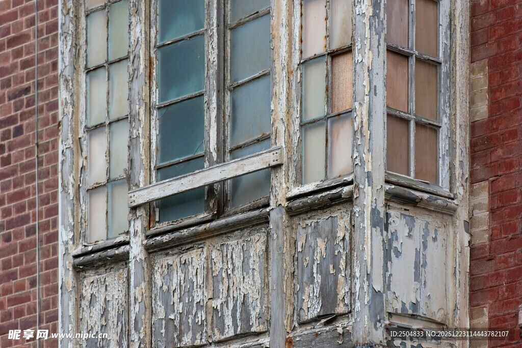 老旧斑驳的木质窗户