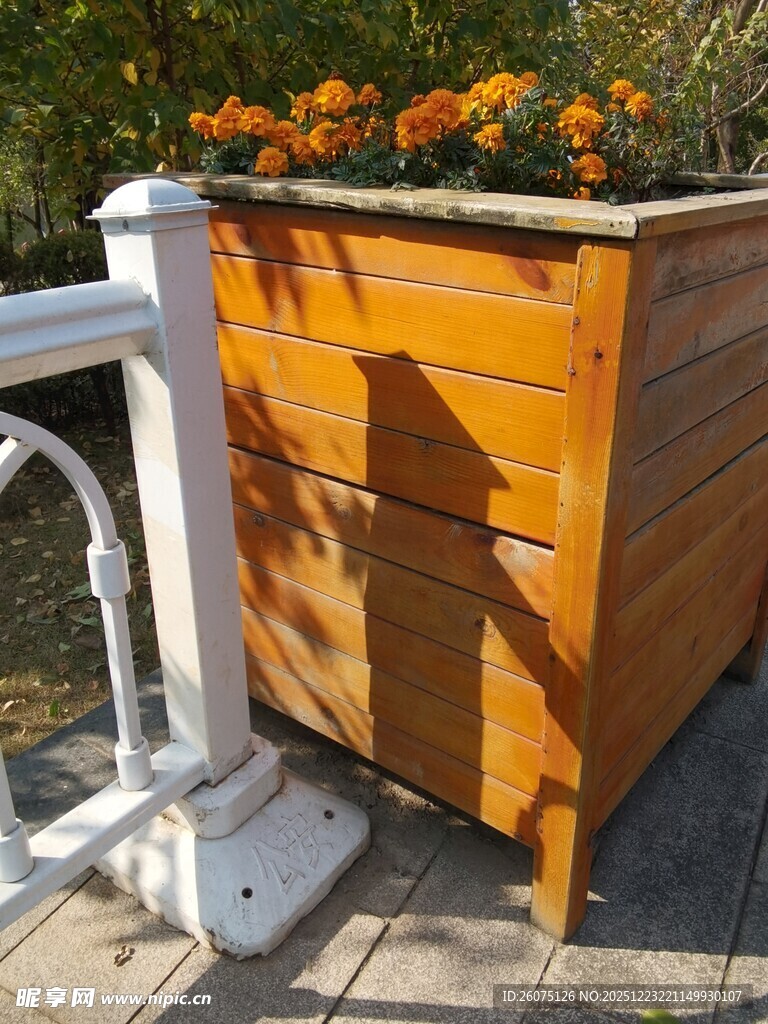 木质花箱装点户外空间