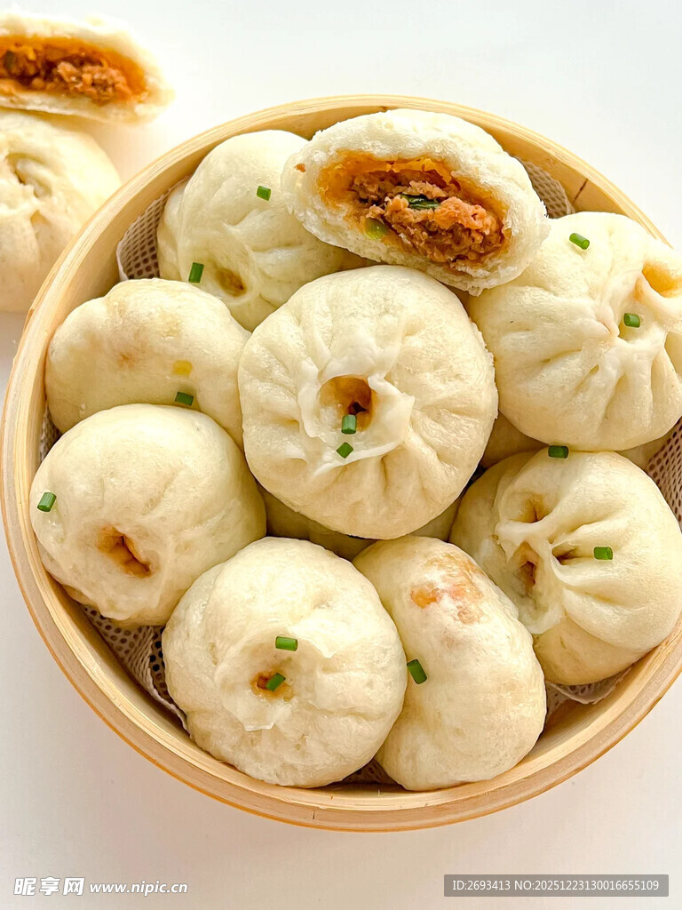 竹篮里的美味鲜肉小包子