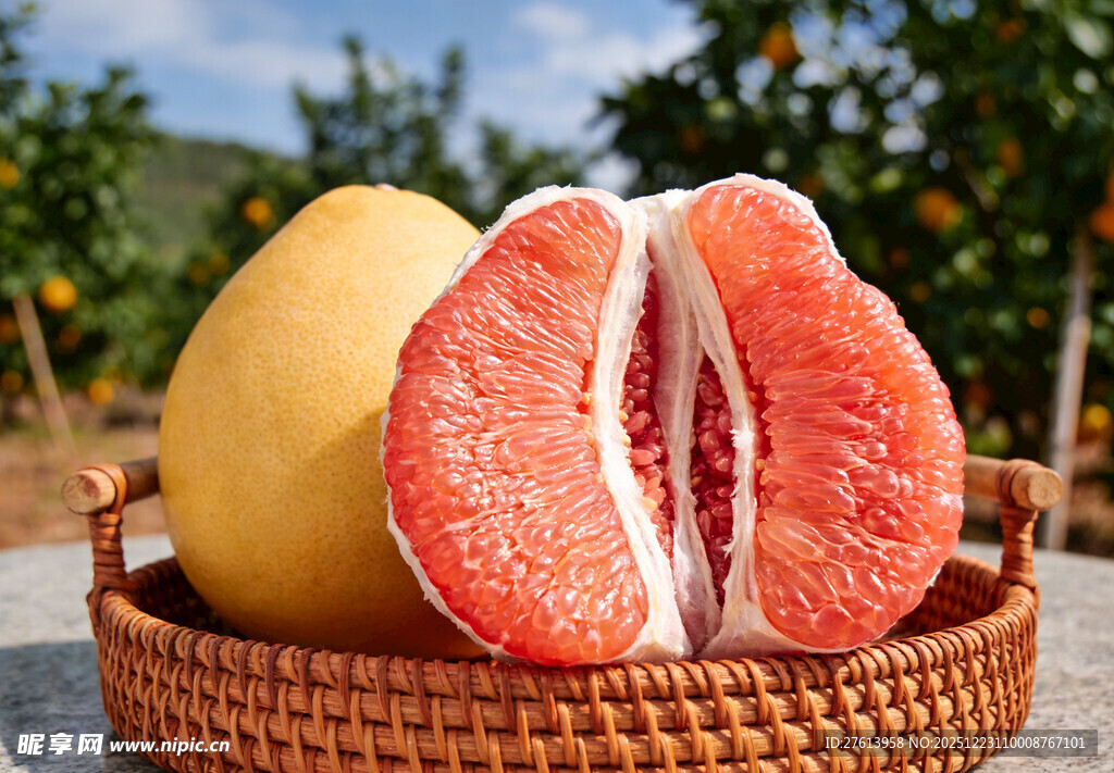 竹篮中的红心柚