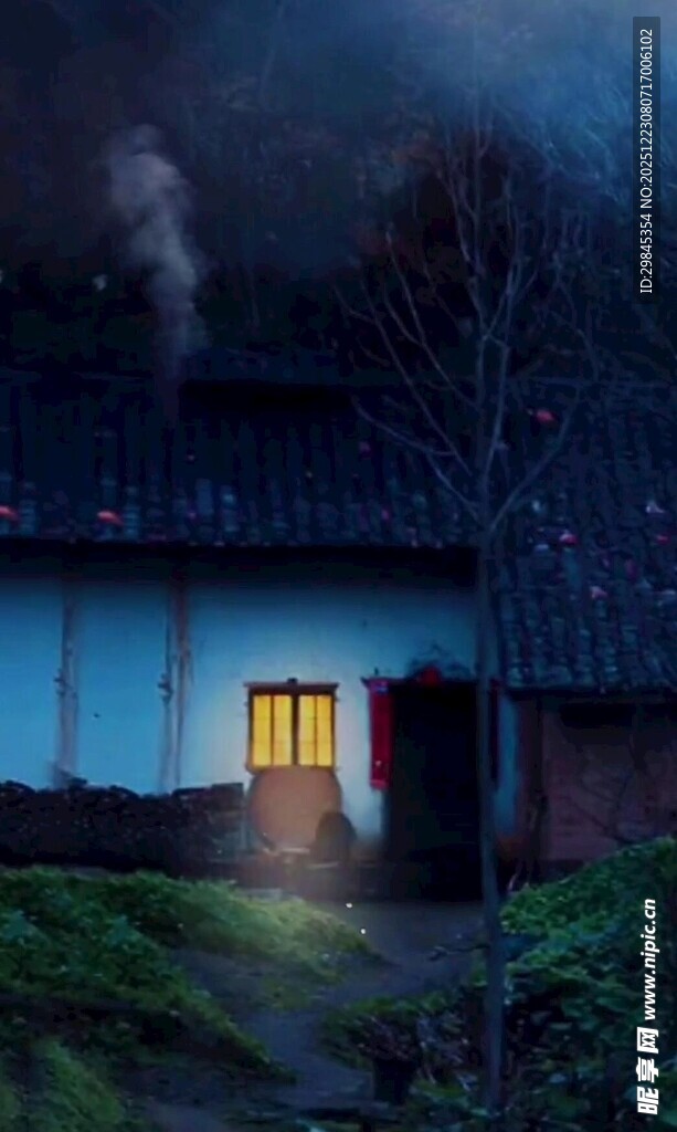 夜中孤屋点亮温暖灯光